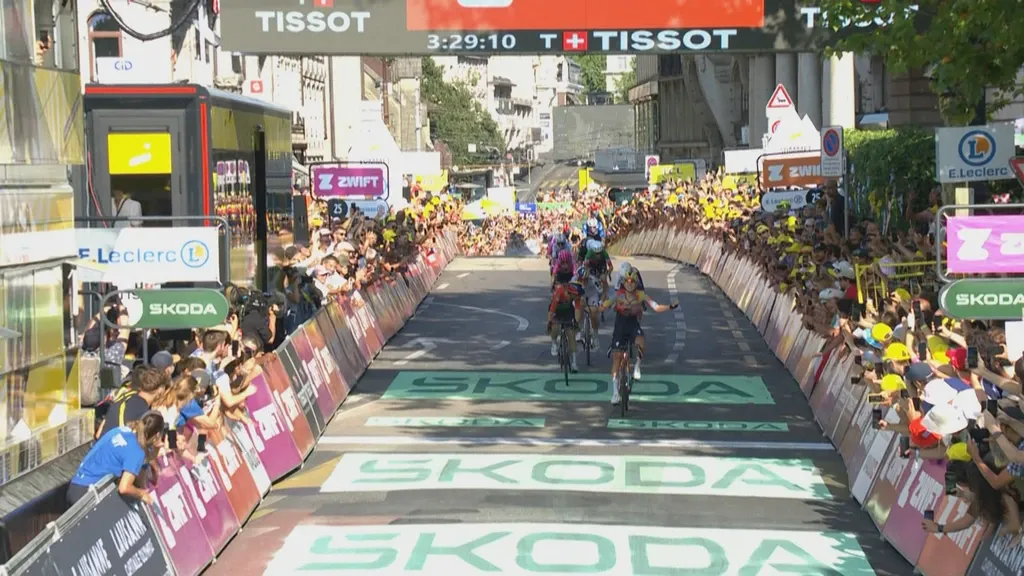 Wiebes wins opening stage and takes yellow jersey in Tour de France Femmes