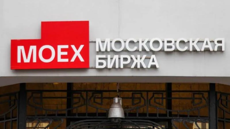Russian stock market edges down at start of trading, a modest wobble amid external pressures