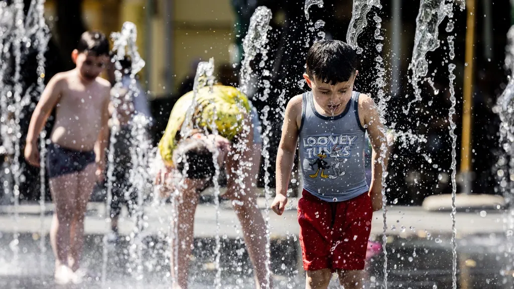 Less spending during red heat alert, especially outside cities