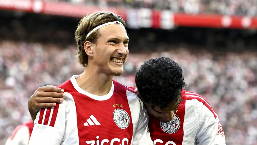 Godts proves an indispensable link for Ajax against Shelbourne as they win comfortably