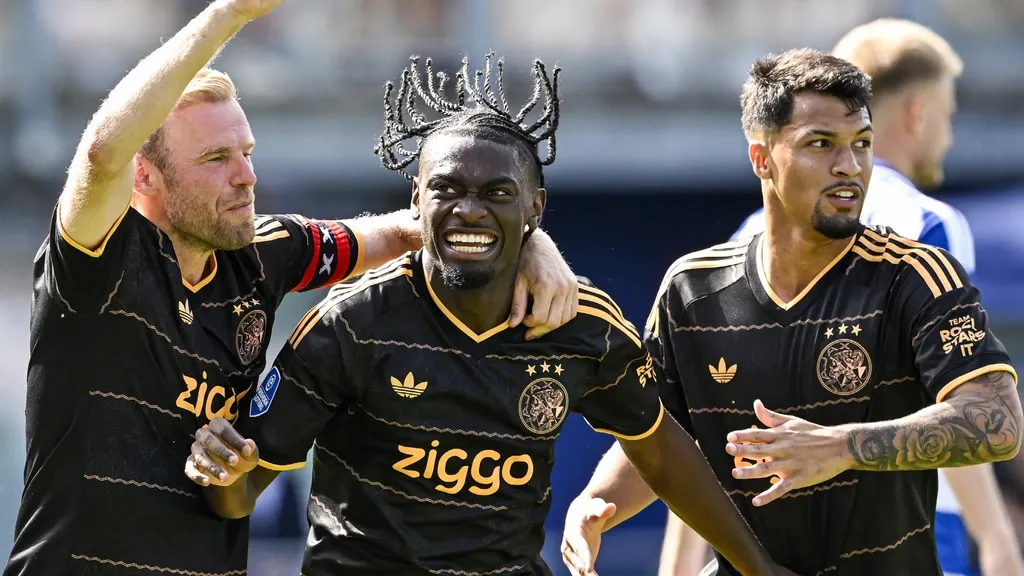 Ajax grinds out win in Zwolle after red card leaves PEC a man down