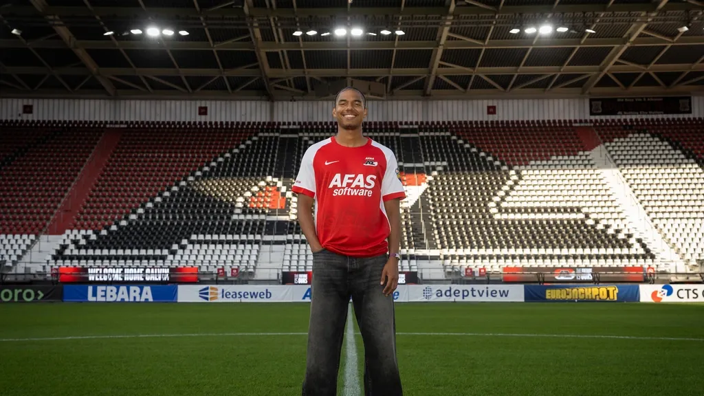 Soon after Feyenoord terminated his contract, Stengs returns to AZ