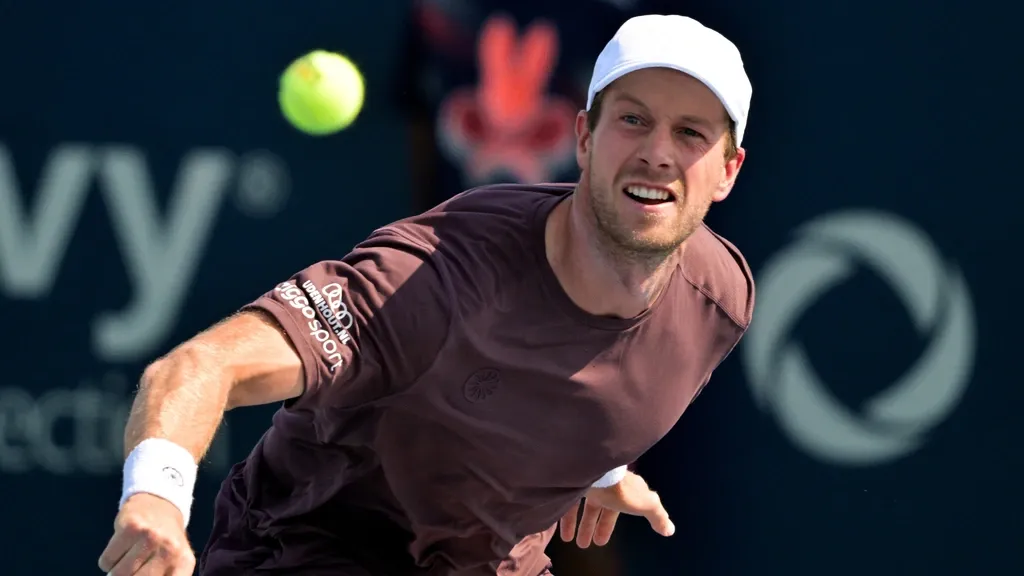 Van de Zandschulp defeats Mpetshi and advances to second round in Montreal